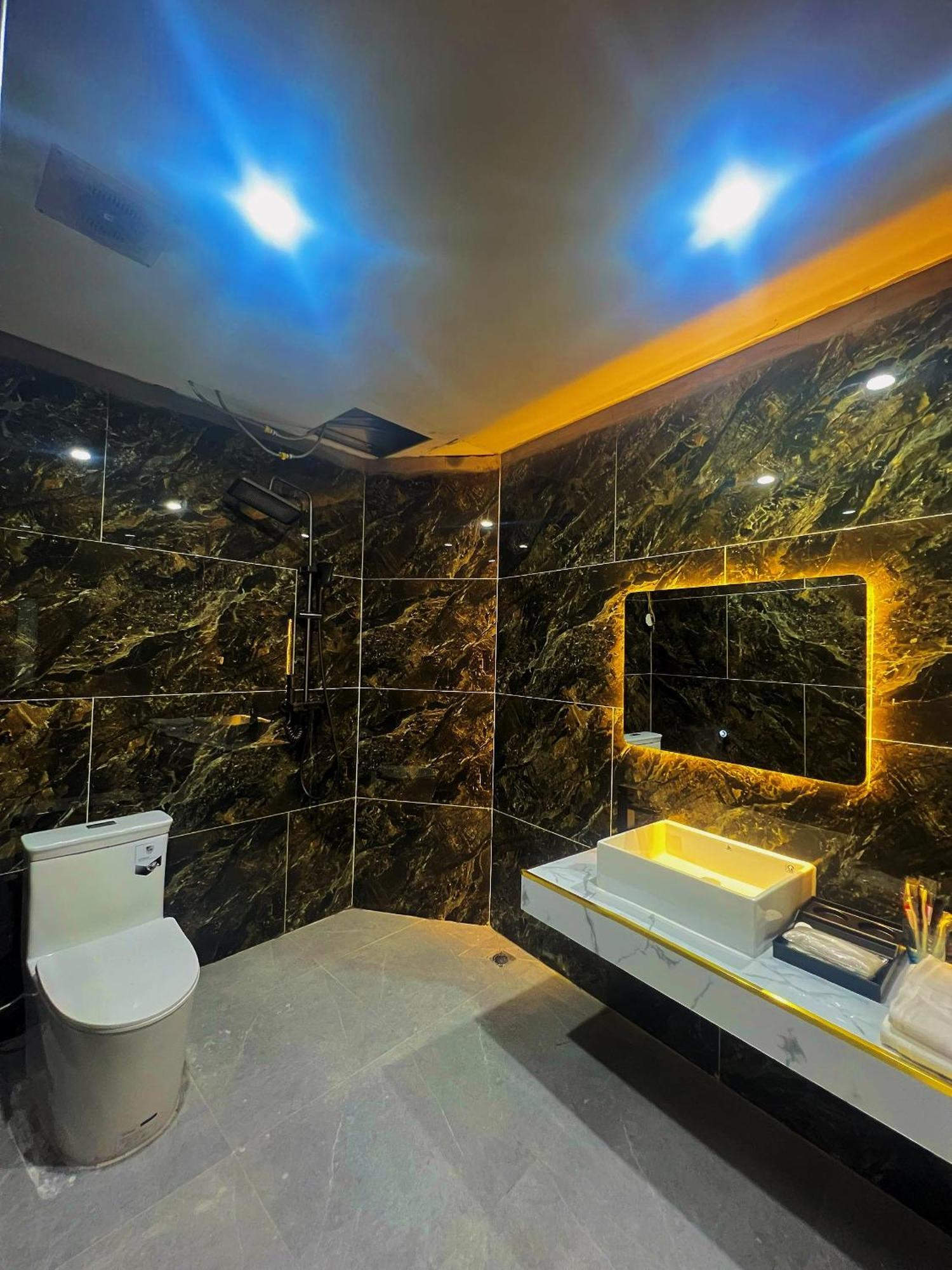 Venus Apartment Kham Thien Hanoi Bagian luar foto